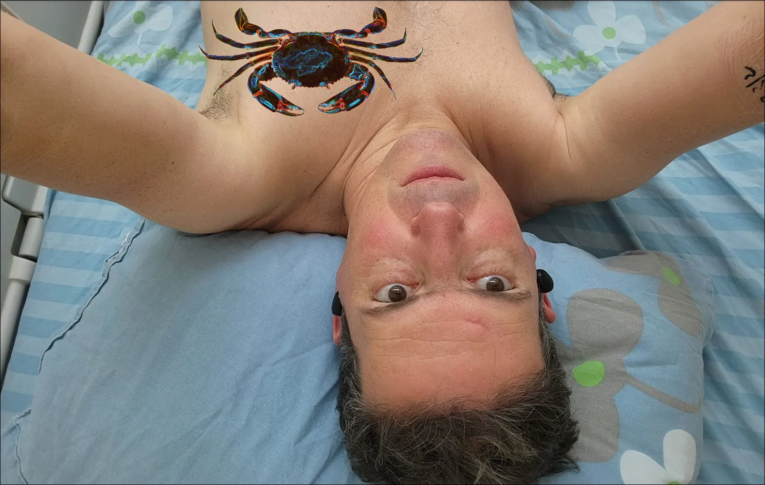אופיר עם איור הסרטן על החזה